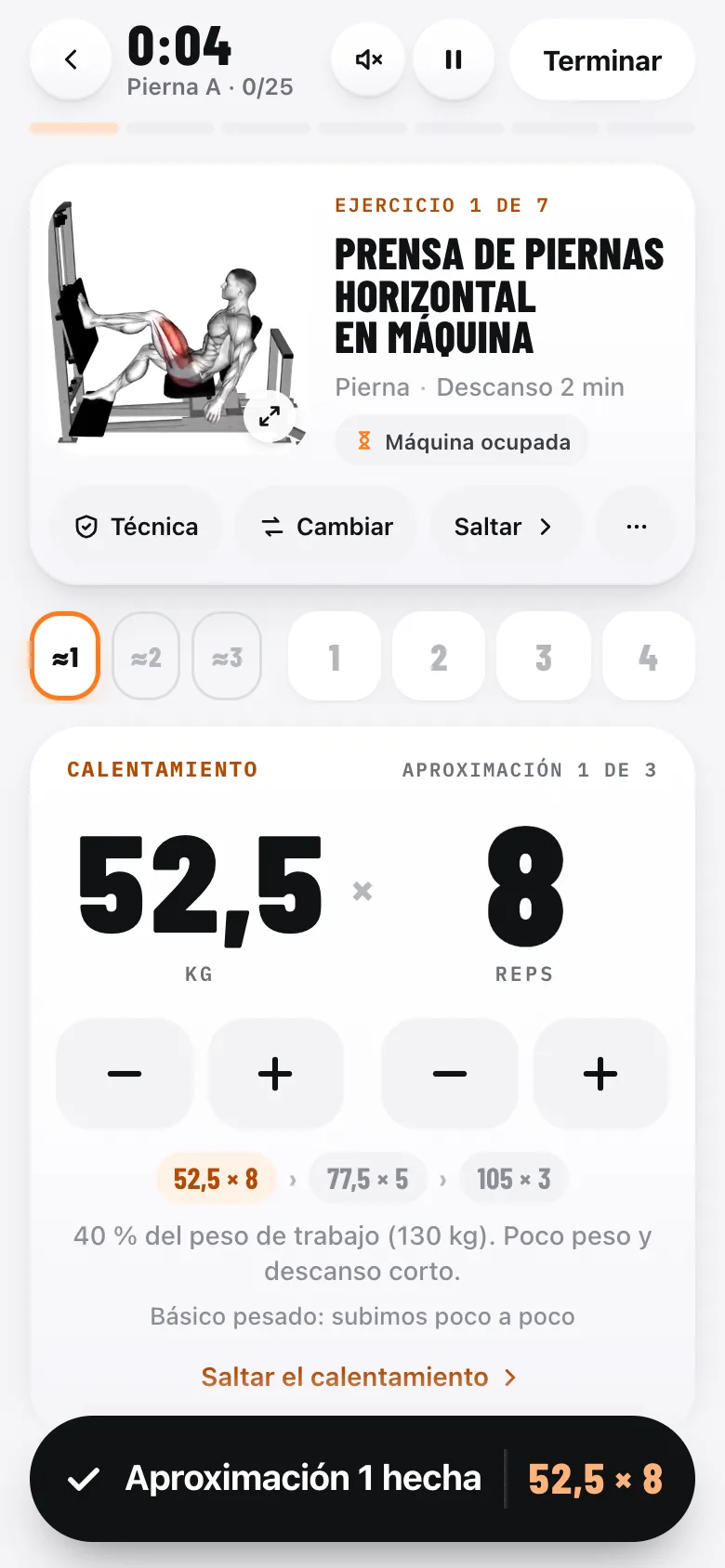 El entrenador de KOA en una serie de calentamiento de prensa de piernas